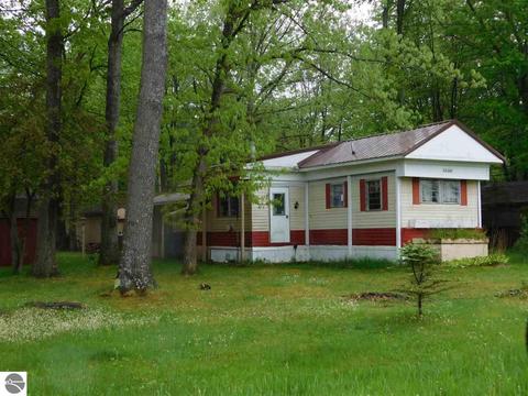 593 Pine St, Gladwin, MI 48624 photo 1