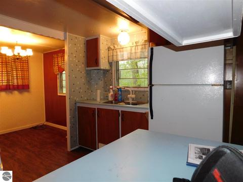 593 Pine St, Gladwin, MI 48624 photo 4