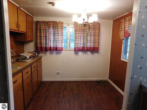 593 Pine St, Gladwin, MI 48624 photo 2