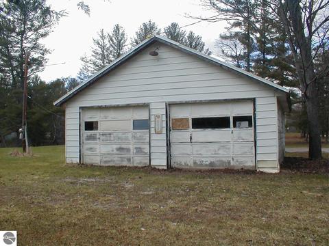 708 Whispering Pines Dr, Gladwin, MI 48624 photo 2