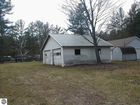 708 Whispering Pines Dr, Gladwin, MI 48624 photo 1