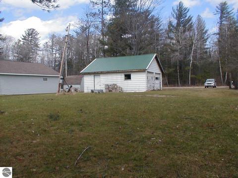 708 Whispering Pines Dr, Gladwin, MI 48624 photo 4