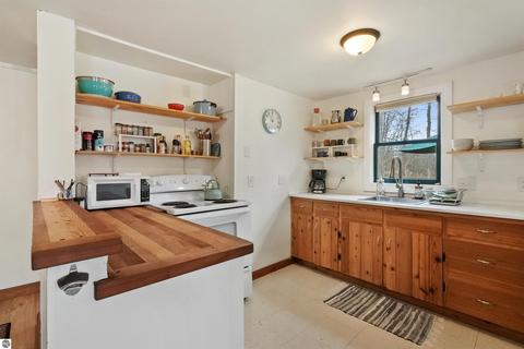951 E Sugar Bay Ln, Cedar, MI 49621 photo 10