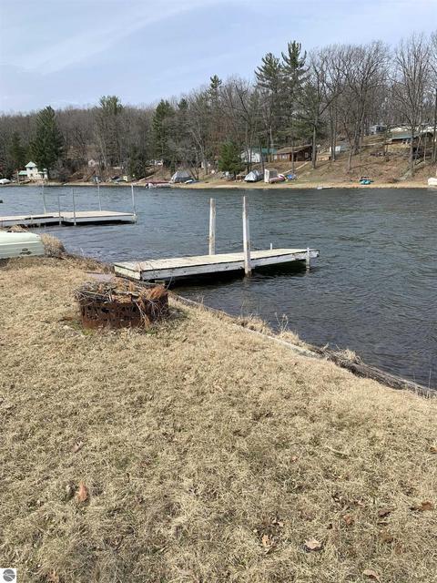 841 Pine St, Harrison, MI 48625 photo 2