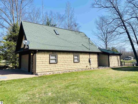 4150 Pine Dr, Gladwin, MI 48624 photo 3