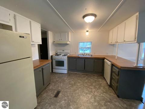 11303 Maple St, Beulah, MI 49617 photo 2