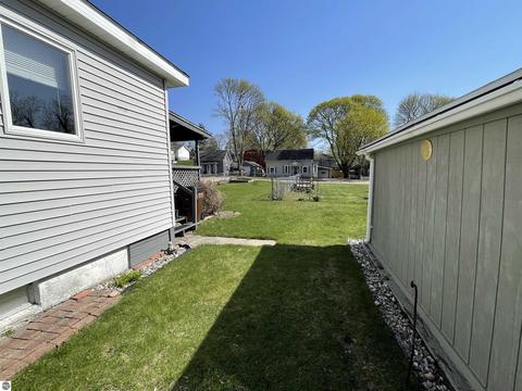 424 E Pine St, Cadillac, MI 49601 photo 3