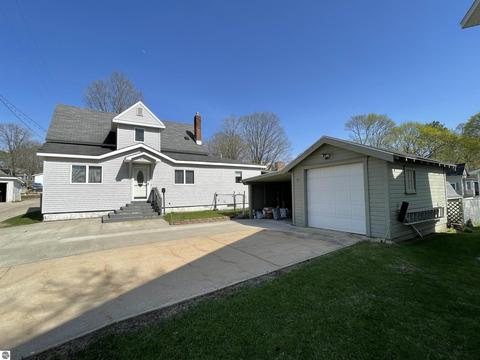 424 E Pine St, Cadillac, MI 49601 photo 2