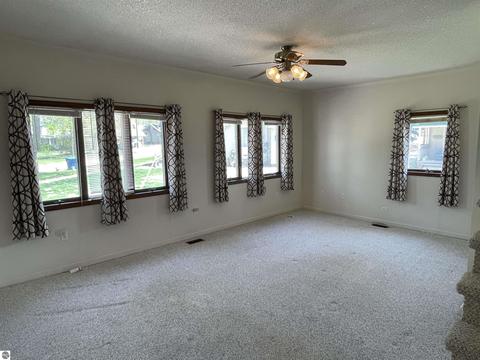424 E Pine St, Cadillac, MI 49601 photo 12
