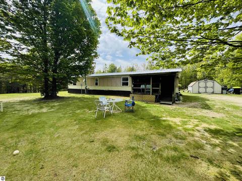 1630 E 32 Rd, Cadillac, MI 49601 photo 1