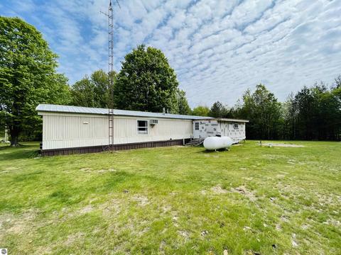 1630 E 32 Rd, Cadillac, MI 49601 photo 2