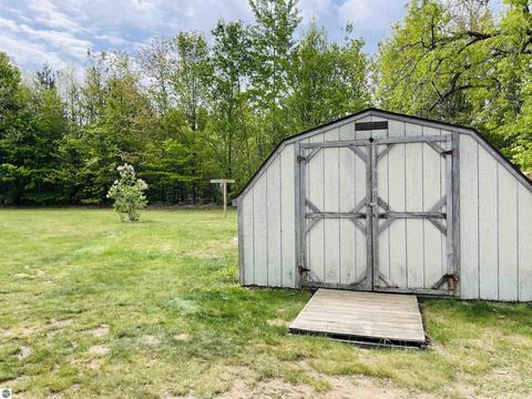 1630 E 32 Rd, Cadillac, MI 49601 photo 5