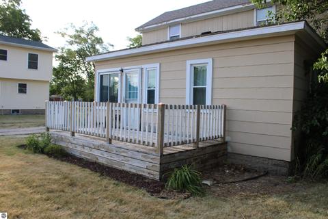 903 E Andre Ave, Mount Pleasant, MI 48858 photo 2
