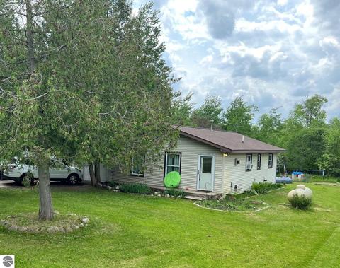 5403 Kings Way, Gladwin, MI 48624 photo 1