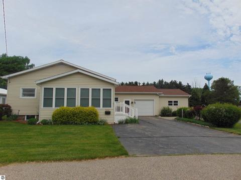 821 Emerson St, Ithaca, MI 48847 photo 1