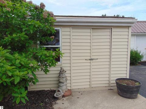 821 Emerson St, Ithaca, MI 48847 photo 4