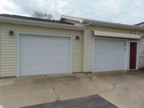 821 Emerson St, Ithaca, MI 48847 photo 2