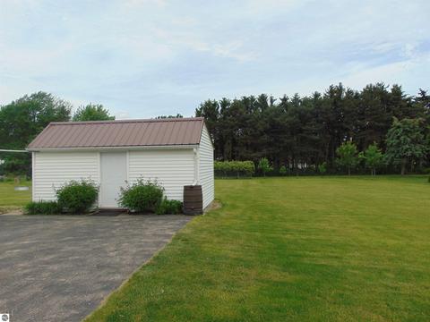821 Emerson St, Ithaca, MI 48847 photo 3