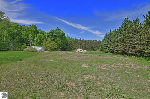 2091 W 18 Rd, Mesick, MI 49668 photo 2