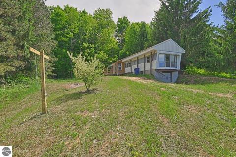 2091 W 18 Rd, Mesick, MI 49668 photo 1
