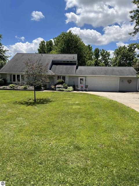 4271 Riverview Dr, Alma, MI 48801 photo 1