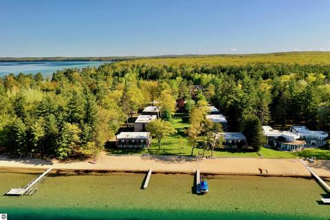 128 Flag Point Dr, Roscommon, MI 48627 photo 2