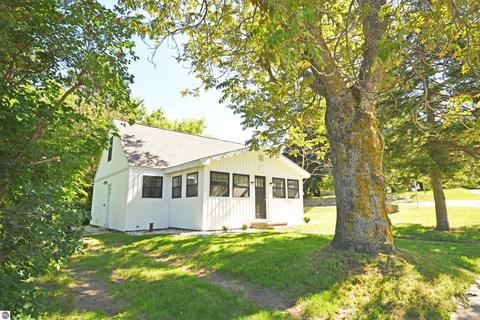 75 Mill St, Maple City, MI 49664 photo 1
