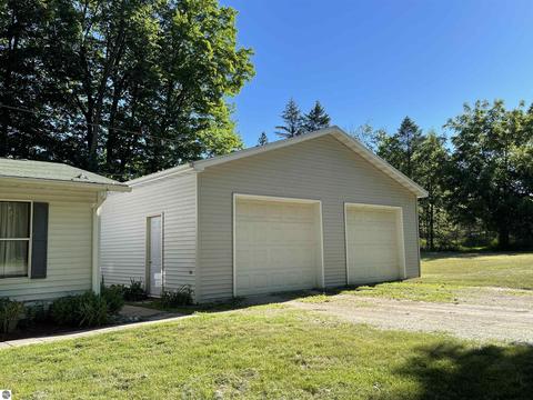 2101 E Rock Rd, Clare, MI 48617 photo 6