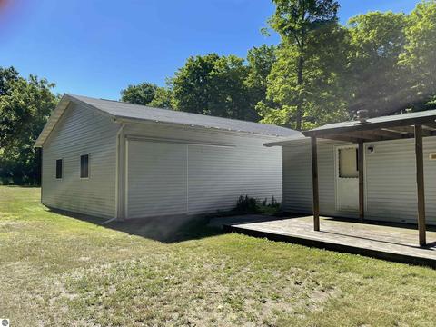 2101 E Rock Rd, Clare, MI 48617 photo 5