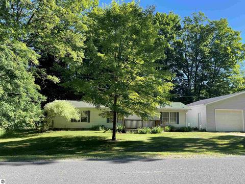 2101 E Rock Rd, Clare, MI 48617 photo 2
