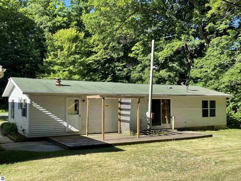 2101 E Rock Rd, Clare, MI 48617 photo 3