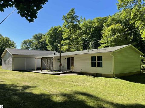 2101 E Rock Rd, Clare, MI 48617 photo 4