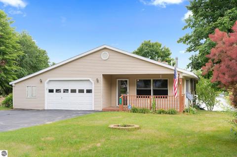 552 Gitchegumee Dr, Buckley, MI 49620 photo 1