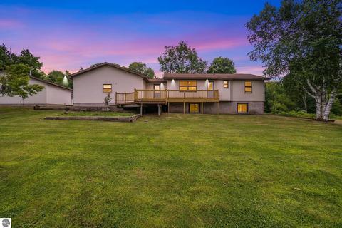 468 N Eldridge Rd, Beulah, MI 49617 photo 2