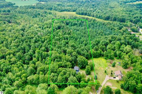 8073 S Quarter Rd, Cadillac, MI 49601 photo 2