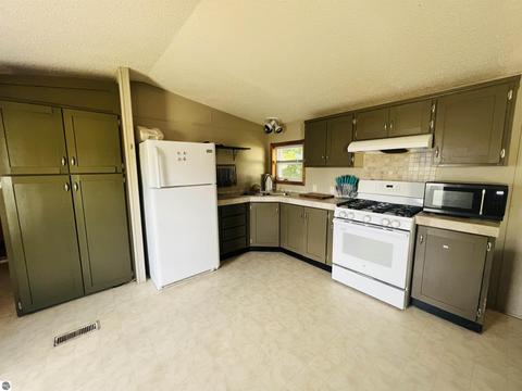 324 Pine St, Manton, MI 49663 photo 4