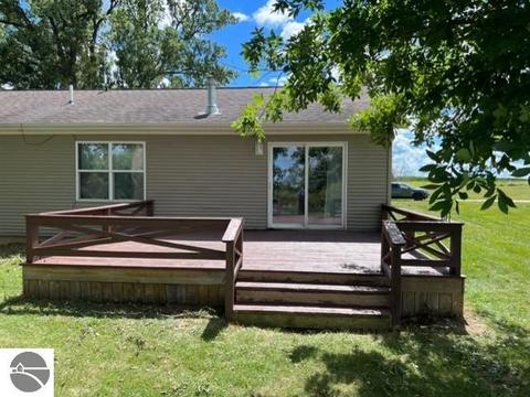 5582 S Wells Rd, Ithaca, MI 48847 photo 2