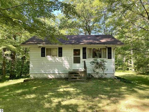 476 Everett Trl, Hale, MI 48739 photo 1