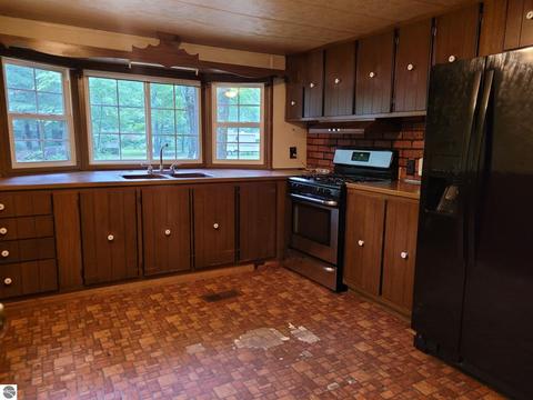 10896 Maple Rd, Mesick, MI 49668 photo 4