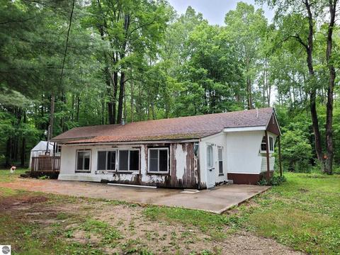 10896 Maple Rd, Mesick, MI 49668 photo 3