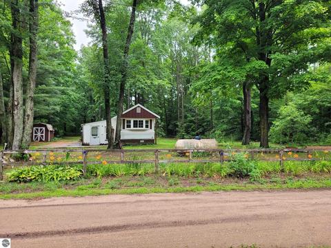 10896 Maple Rd, Mesick, MI 49668 photo 2