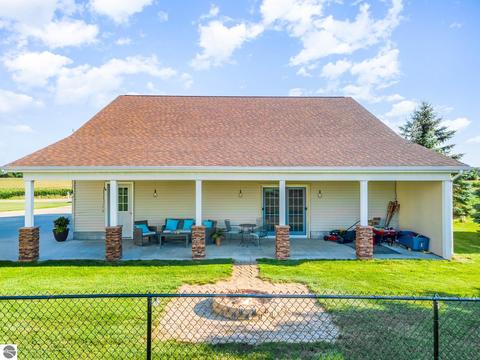 1325 E Baseline Rd, Mount Pleasant, MI 48858 photo 4