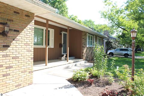 902 Riverview Dr, Alma, MI 48801 photo 2