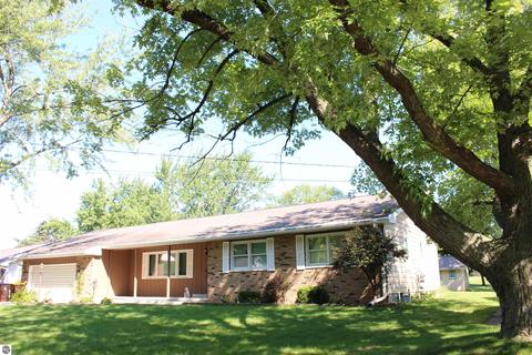 902 Riverview Dr, Alma, MI 48801 photo 1