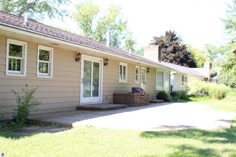 902 Riverview Dr, Alma, MI 48801 photo 3