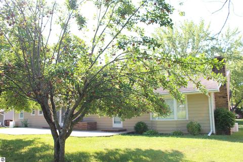 902 Riverview Dr, Alma, MI 48801 photo 4