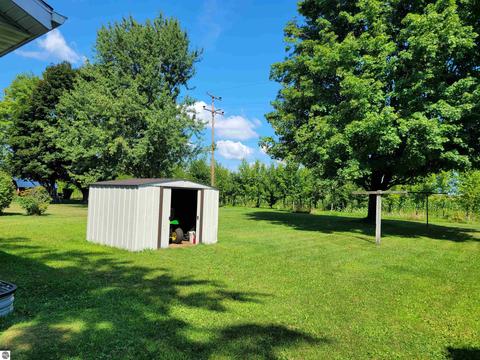 187 E Boulevard Dr, Shepherd, MI 48883 photo 3