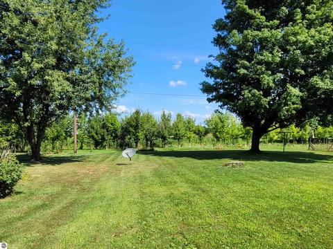 187 E Boulevard Dr, Shepherd, MI 48883 photo 4
