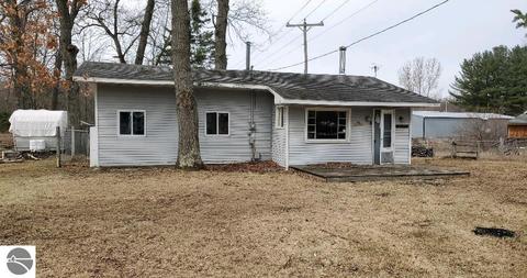 2875 Ivan St, Harrison, MI 48625