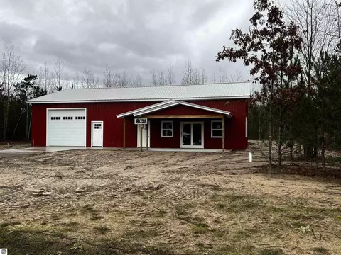8058 NW Springwater Dr, Rapid City, MI 49676